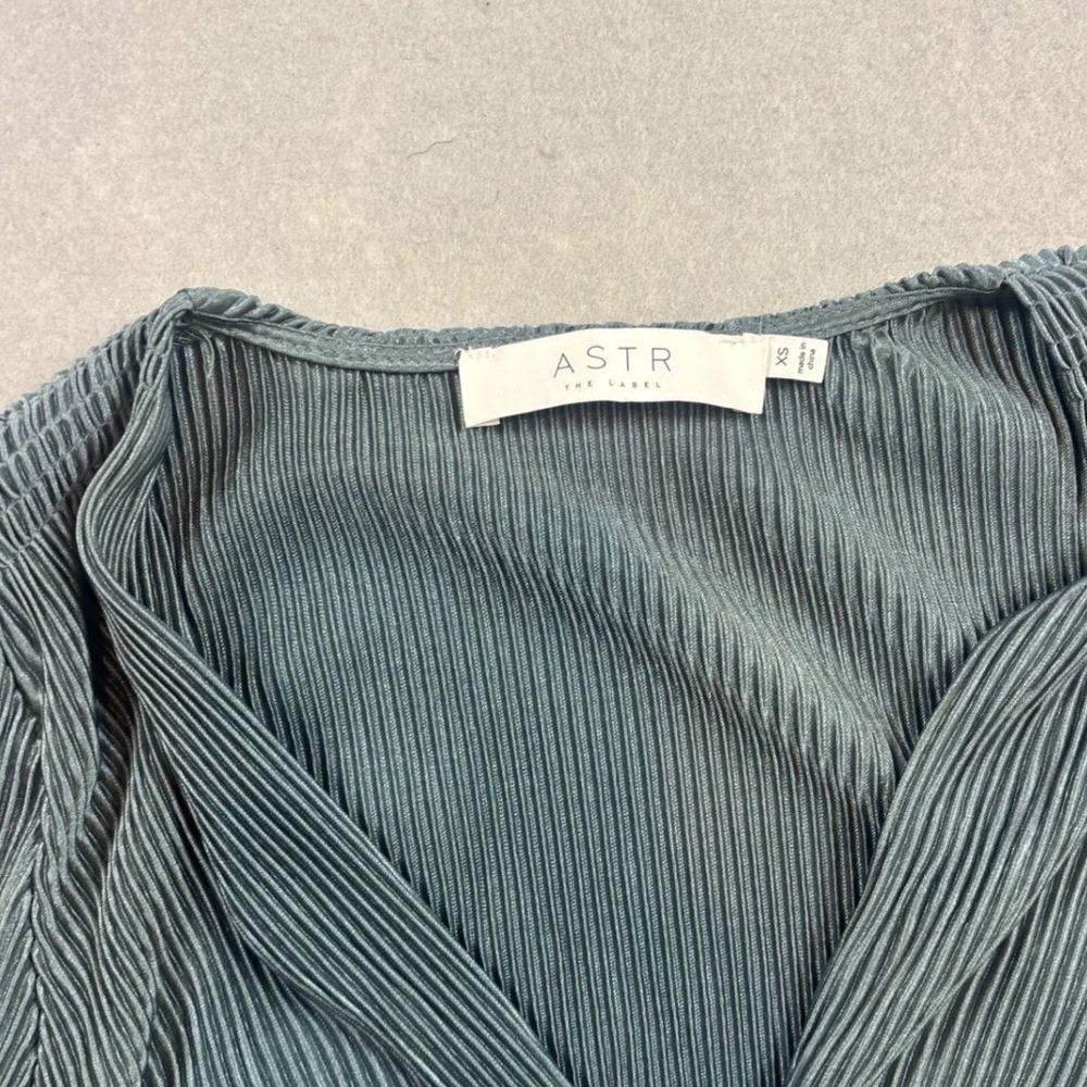 ASTR The Label Womens Plisse Pleated Cinched Front V-Neck Cropped Blouse Sage XS - Picture 5 of 5